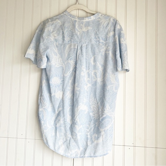 Diane Von Furstenberg Size 8 Blue Floral Short Sleeve V- Neck 100% Silk Blouse - Picture 6 of 6